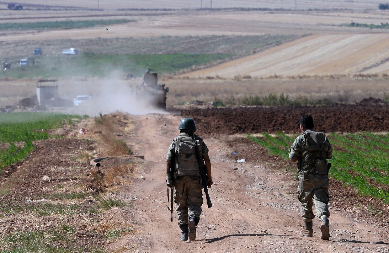 Турецкие солдаты патрулируют границу с Сирией