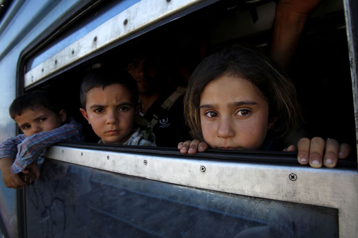Дети-беженцы из Афганистана в поезде, идущем из города Гевгелия на юге Македонии в Сербию