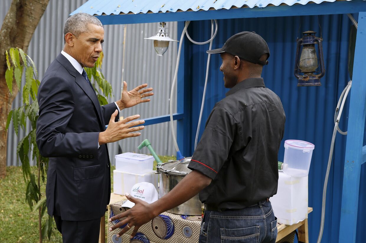 Барак Обама беседует с бизнесменом во время визита в Кению