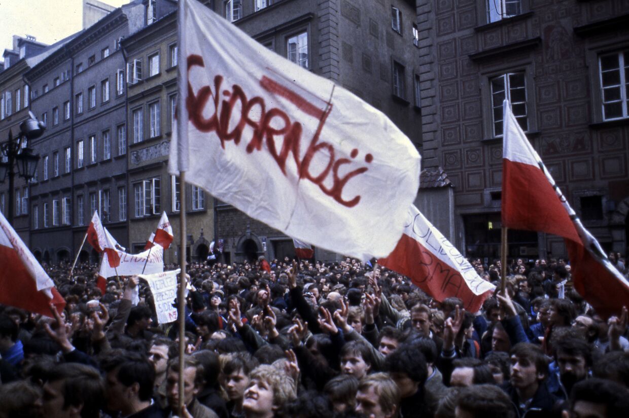 Сторонники объединения «Солидарность» на митинге в Варшаве, 1982 год