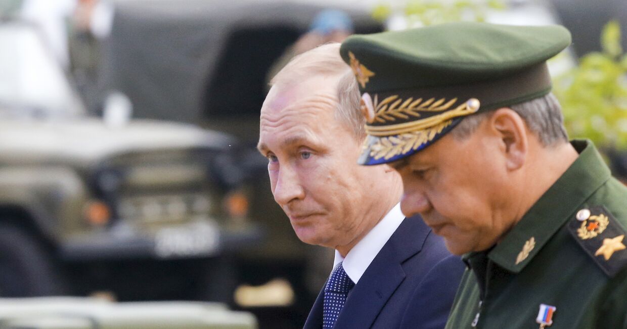 Владимир Путин и Сергей Шойгу на форуме «Армия-2015»