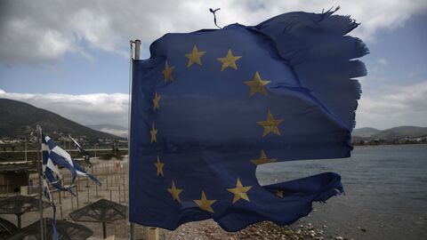 Истрепавшиеся флаги ЕС и Греции 
