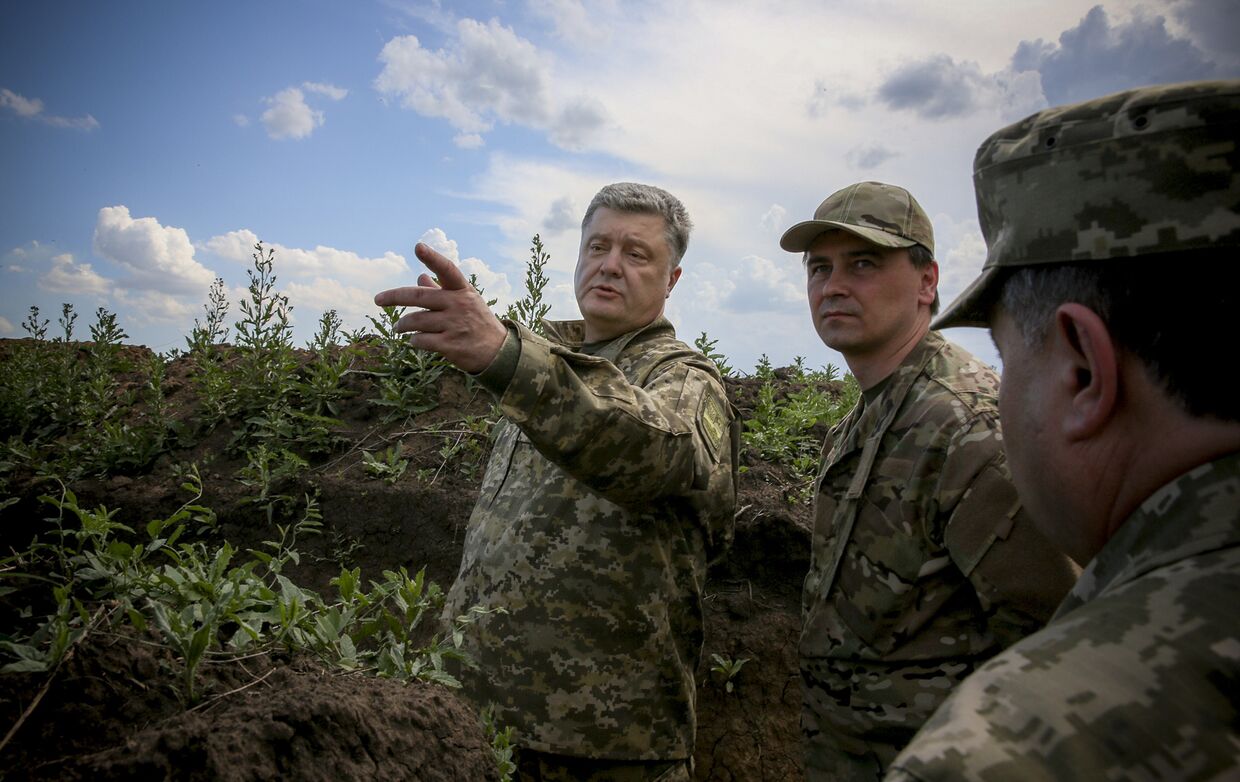 Петр Порошенко осматривает укрепления в Донецкой области