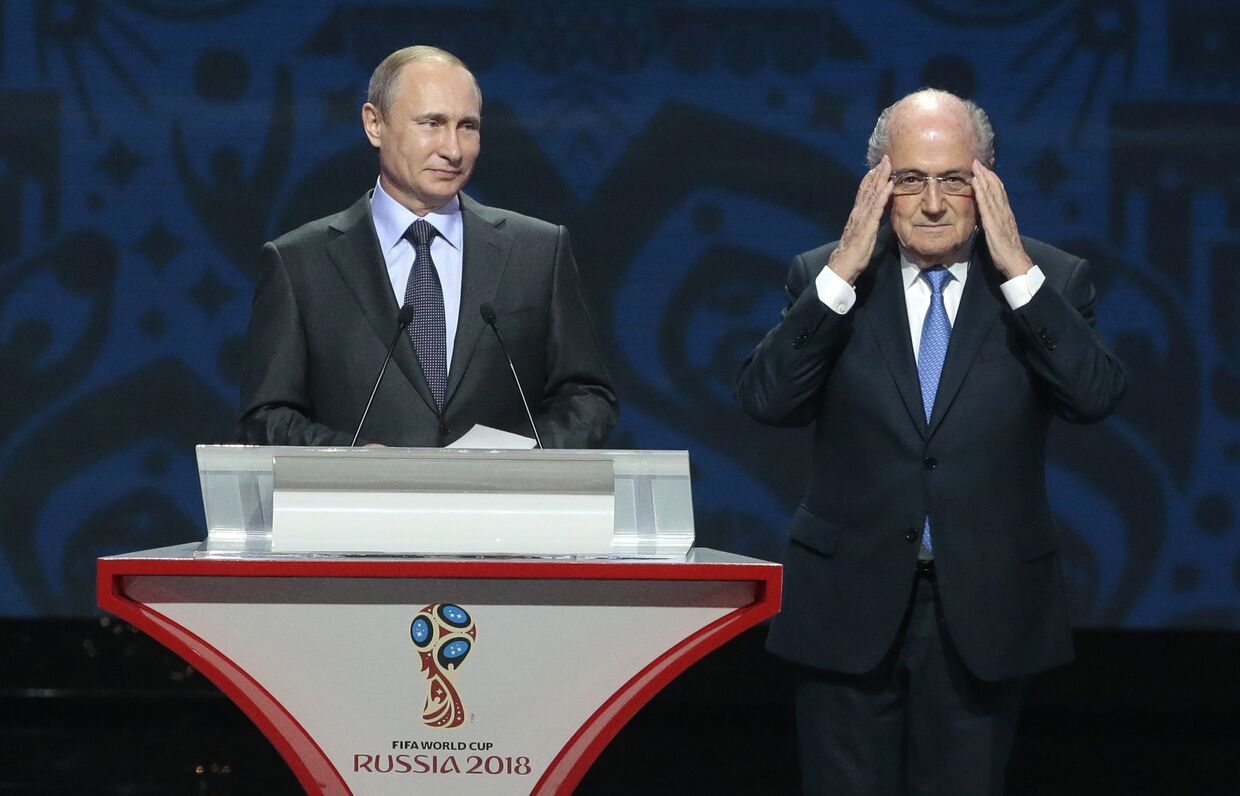 Владимир Путин и глава ФИФА Йозеф Блаттер на церемонии предварительной жеребьёвки ЧМ по футболу FIFA 2018 года в Константиновском дворце в Санкт-Петербурге