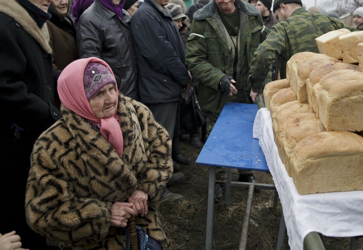 Ополченцы выдают хлеб жителям Чернухино