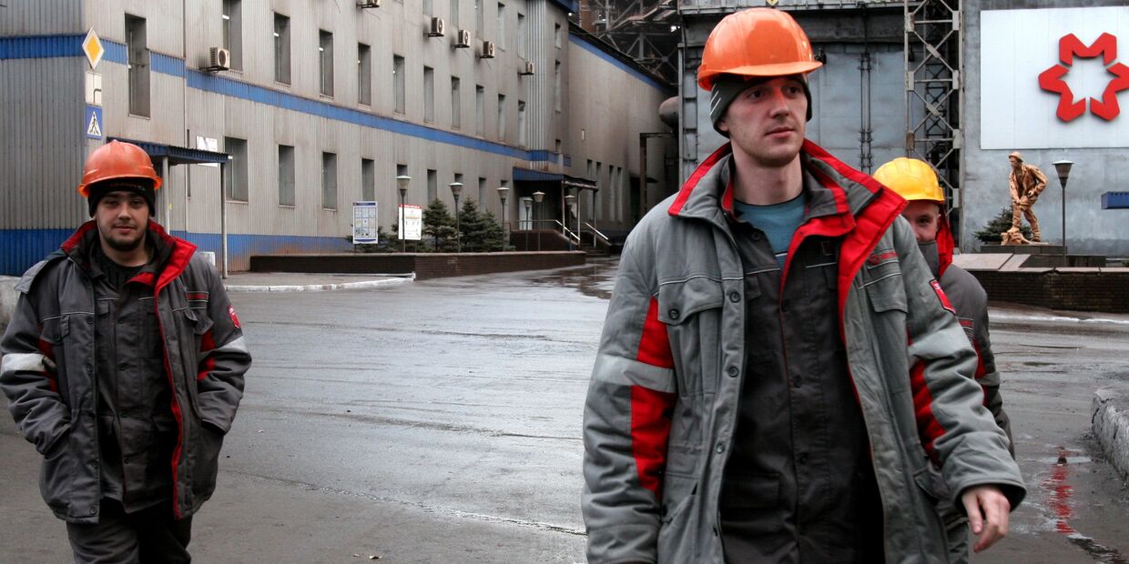 Рабочие на территории Енакиевского металлургического завода