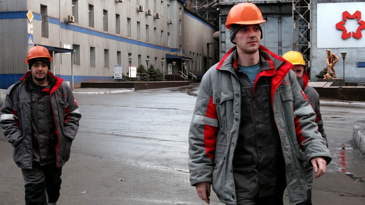 Рабочие на территории Енакиевского металлургического завода