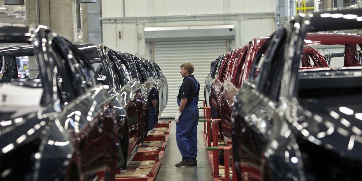 Производство малогабаритных автомобилей Opel Astra на заводе General Motors в производственной зоне Шушары-2
