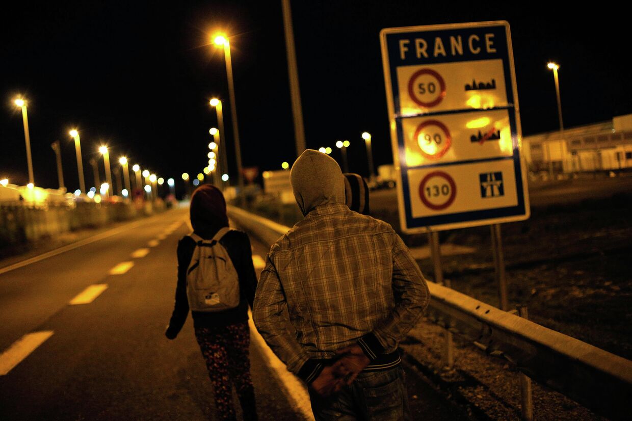 Мигранты на автомобильной дороге недалеко от Евротуннеля в городе Кале