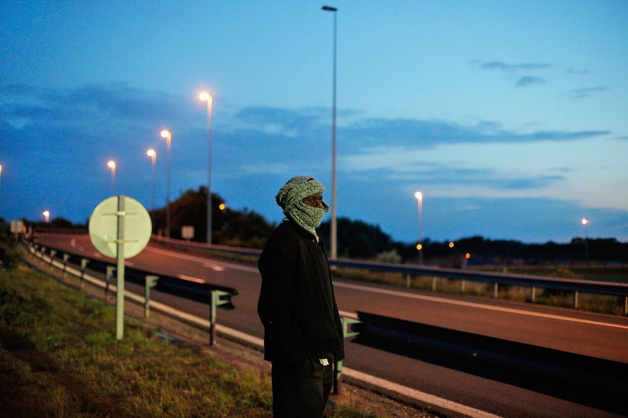 Мигрант у шоссе, ведущего к Евротуннелю
