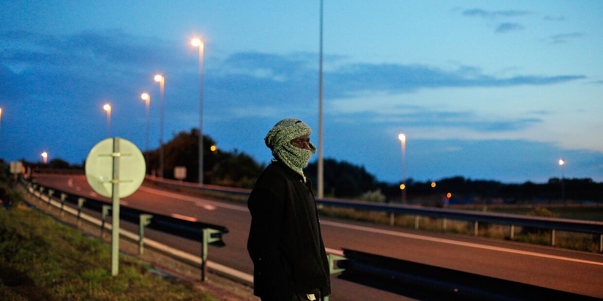 Мигрант у шоссе, ведущего к Евротуннелю
