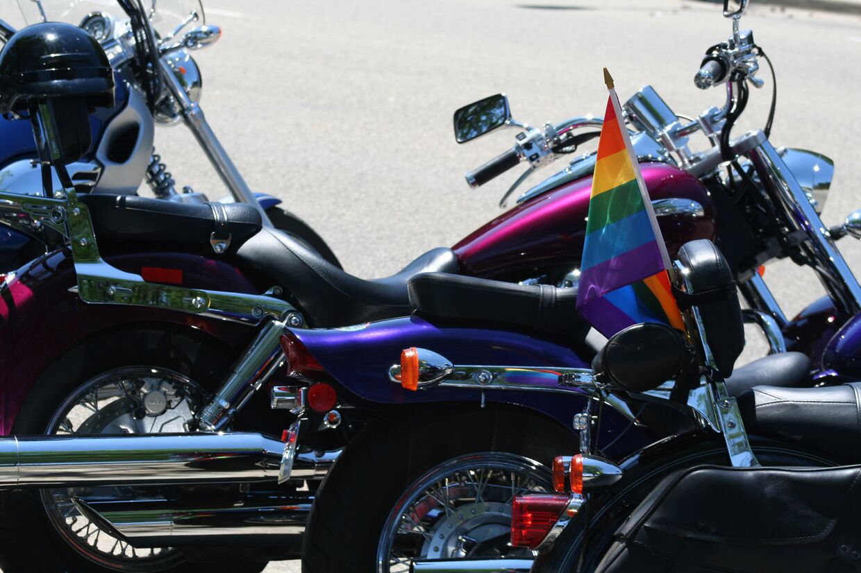 Радужный флаг на мотоцикле