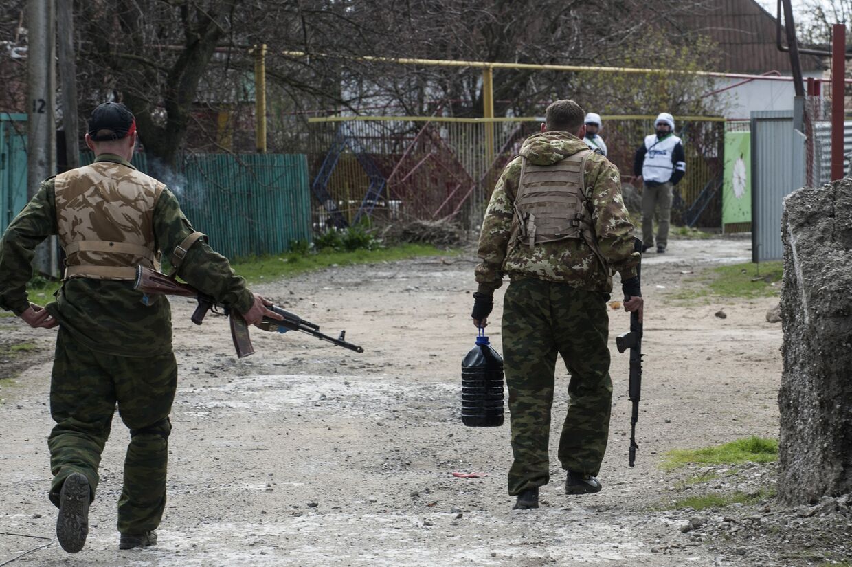 Ополченцы в деревне Широкино, апрель 2015 года