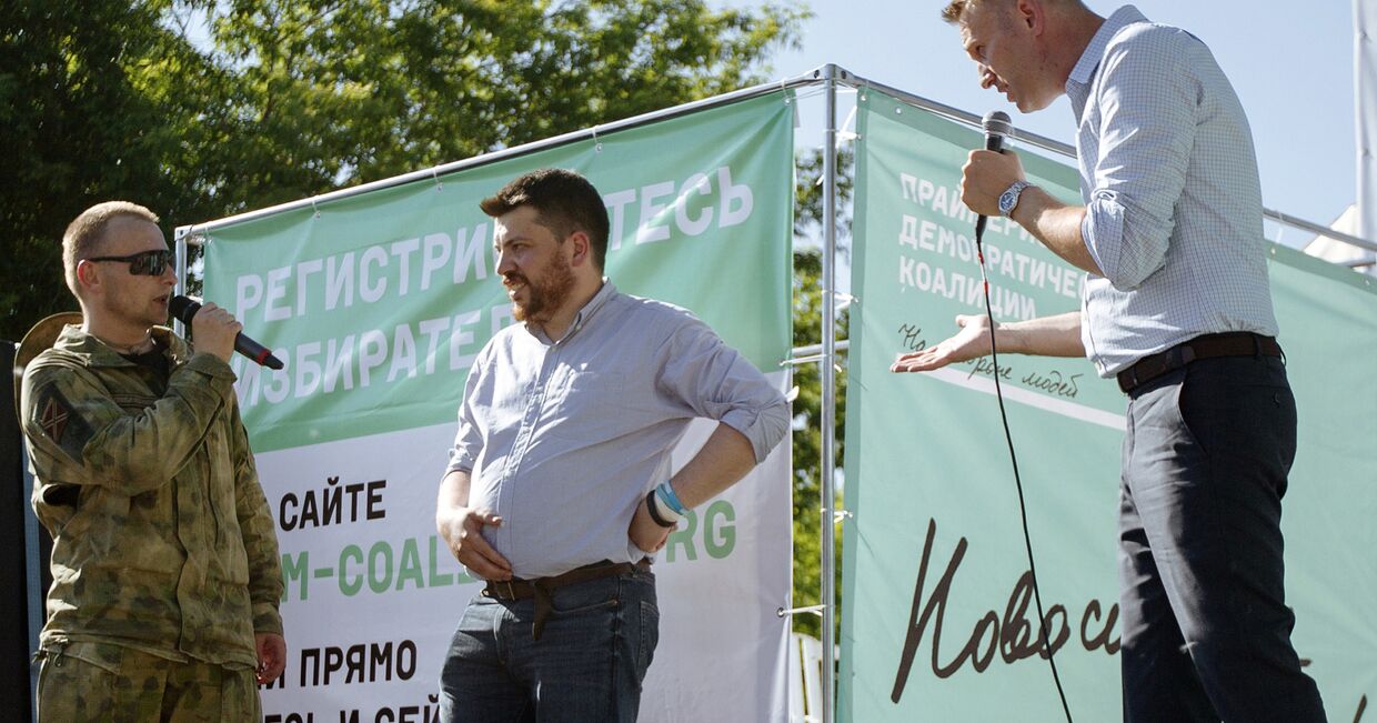 Алексей Навальный, Леонид Волков и представитель Национально-освободительного движения на митинге в Новосибирске
