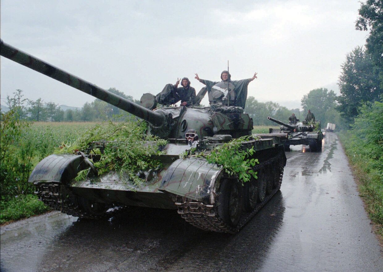 Танки хорватской армии возвращаются в Загреб после операции «Буря»