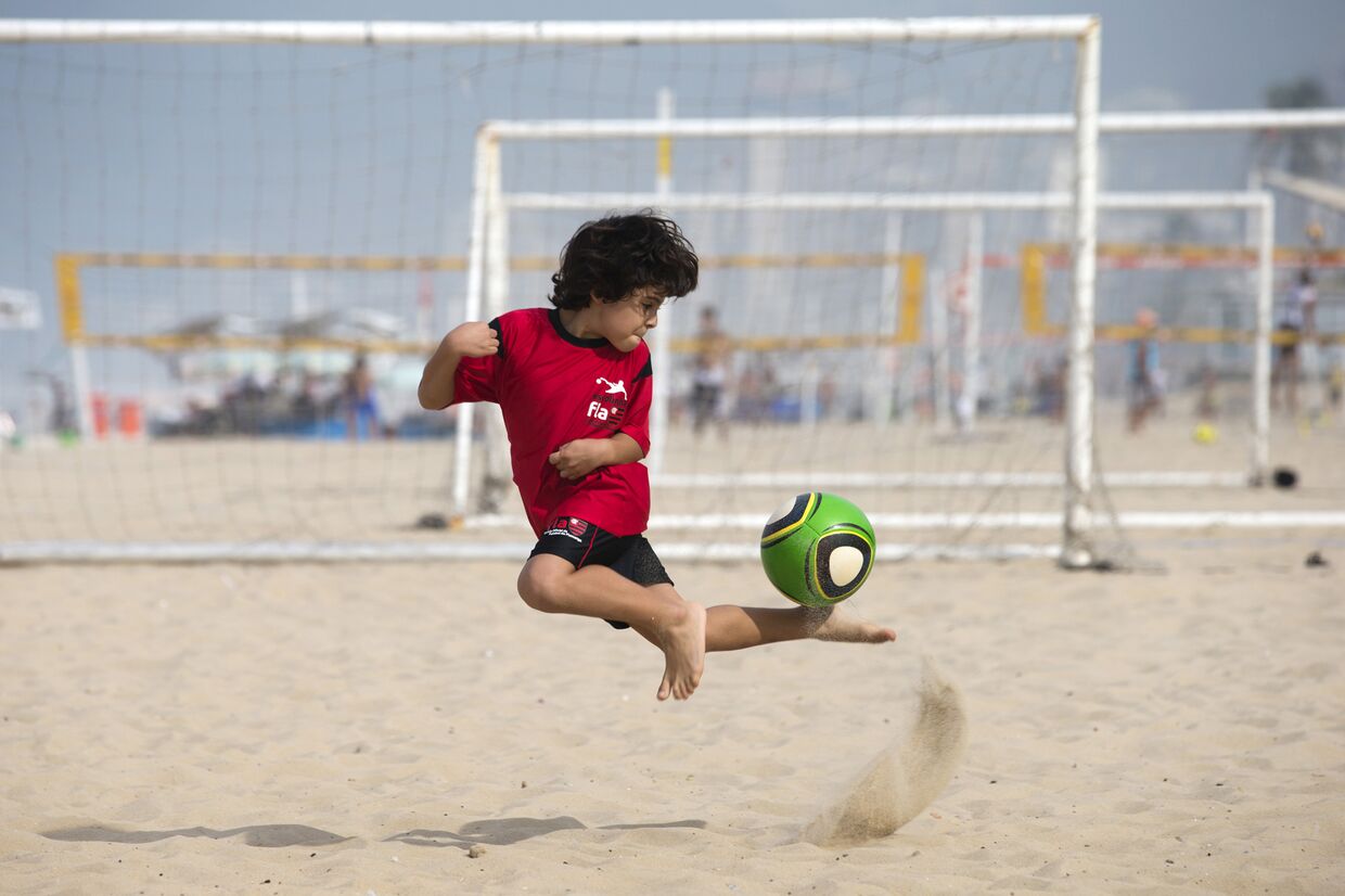 Мальчик тренируется на пляже в Рио-де-Жанейро