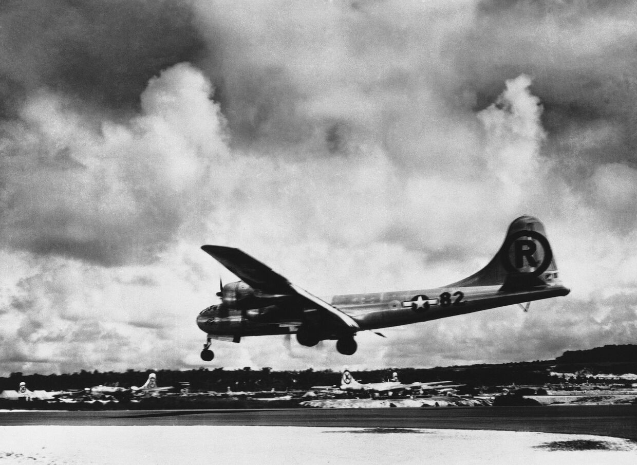 «Энола Гей» приземляется на базе Тиниан после бомбардировки Хиросимы