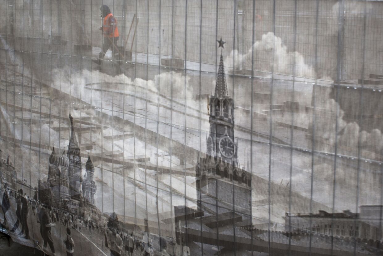 Фотография Красной площади загораживает строительные работы в Александровском саду
