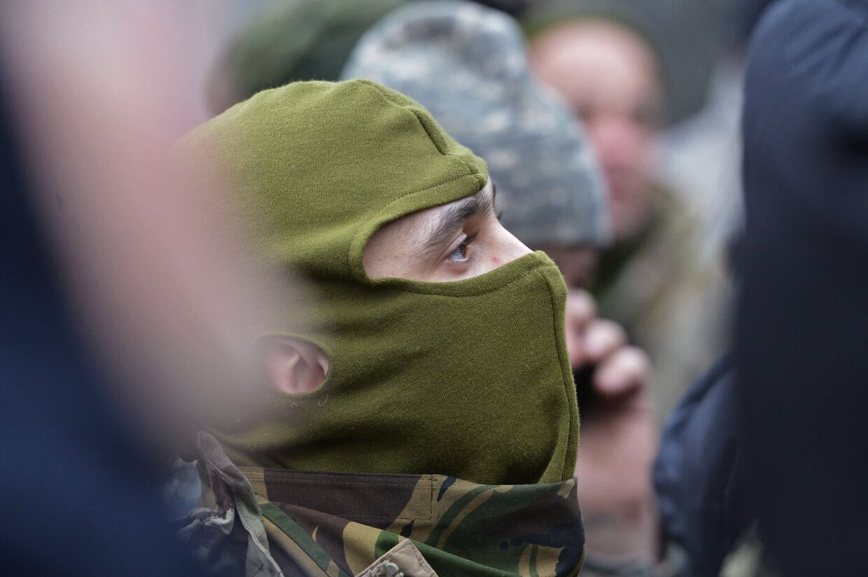 Бойцы 24-го отдельного штурмового батальона Вооруженных сил Украины Айдар во время митинг