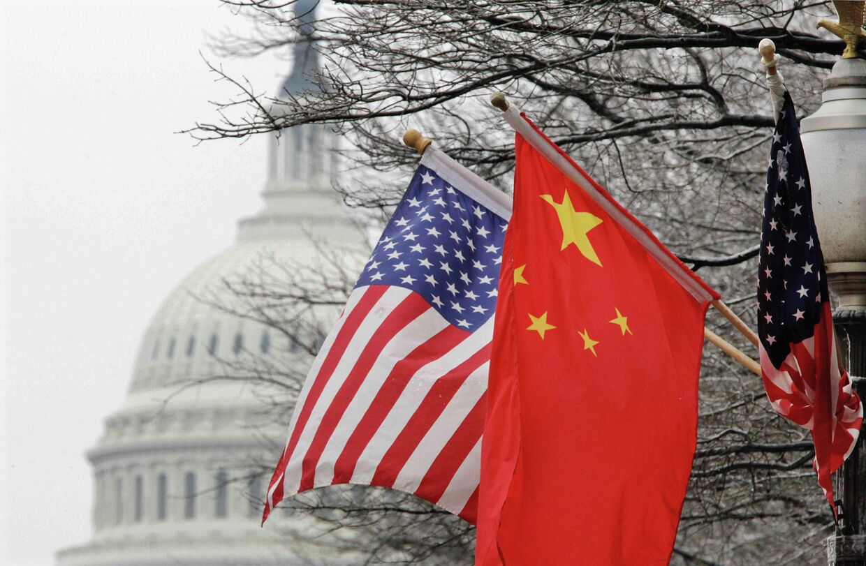 Флаги США и Китая на фоне здания Конгресса США в Вашингтоне