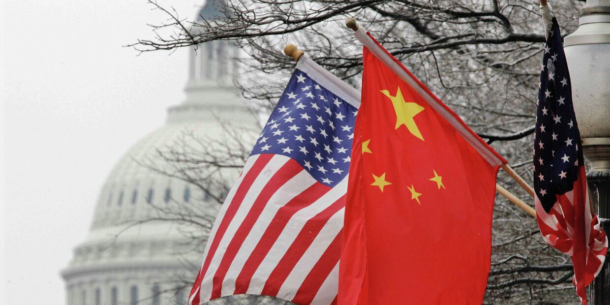 Флаги США и Китая на фоне здания Конгресса США в Вашингтоне