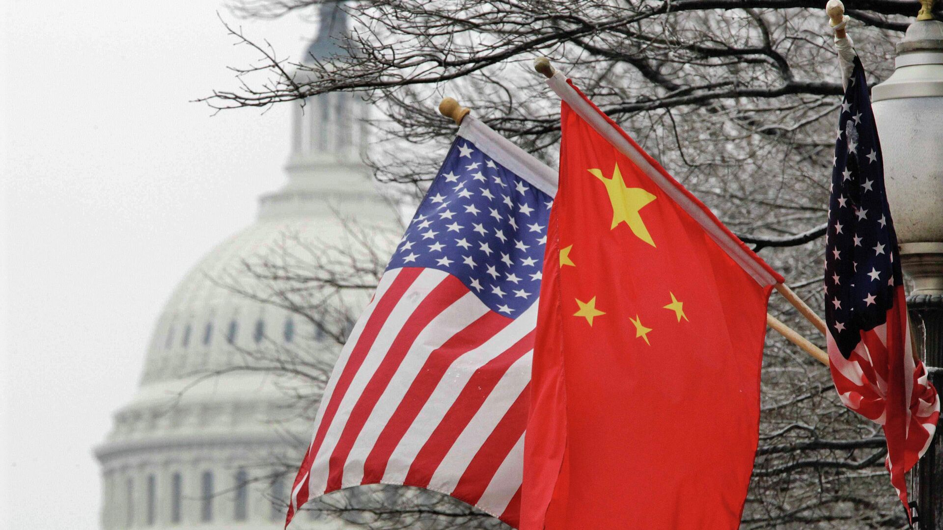 Флаги США и Китая на фоне здания Конгресса США в Вашингтоне - ИноСМИ, 1920, 14.03.2023