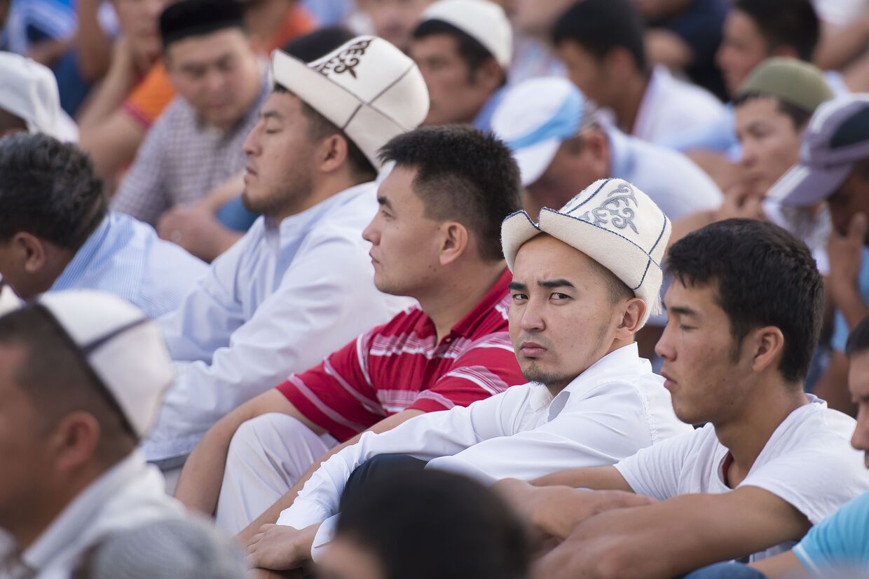 Айт-намаз в честь окончания священного месяца Рамазан в Бишкеке
