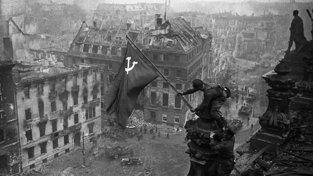Знамя Победы на здании Рейхстага в Берлине, 1 мая 1945 года