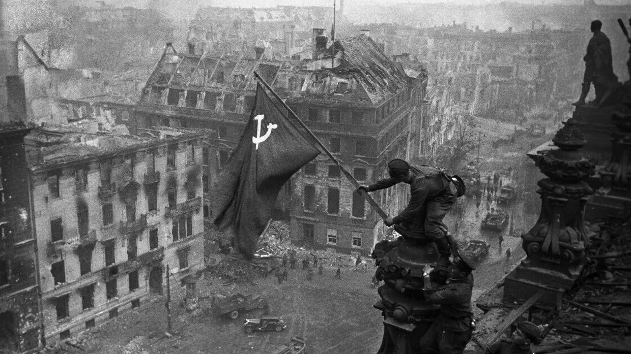 Знамя Победы на здании Рейхстага в Берлине, 1 мая 1945 года