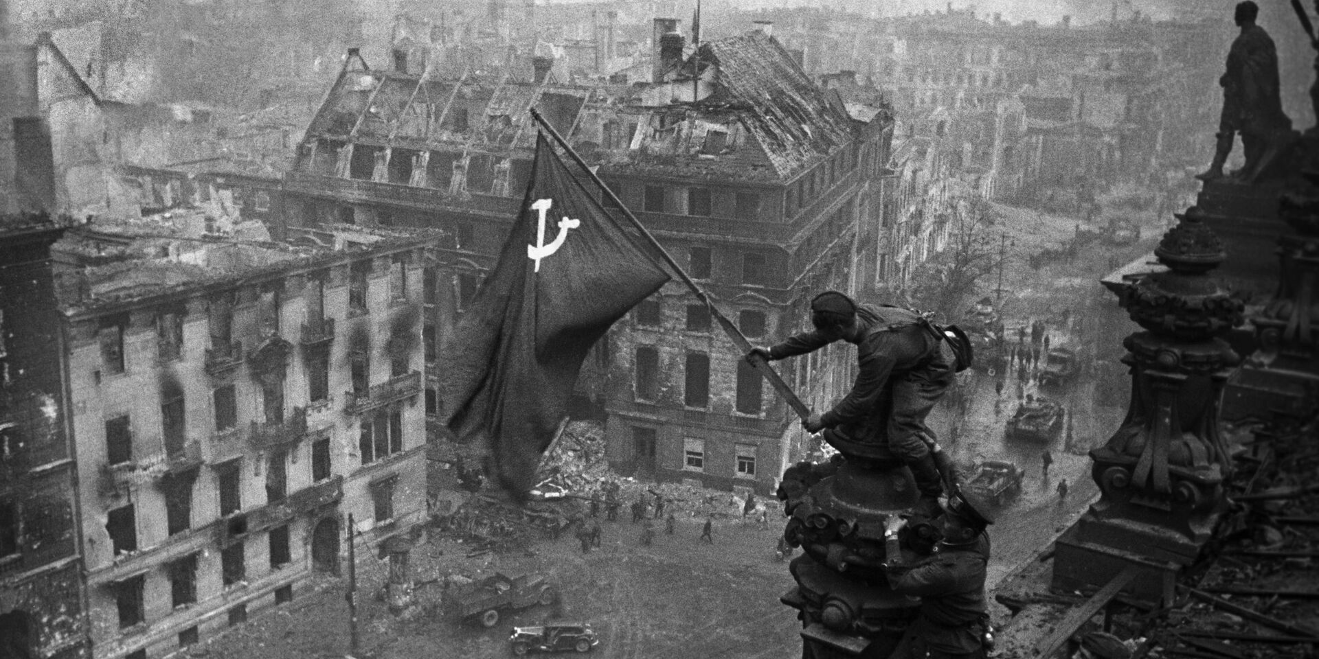 Знамя Победы на здании Рейхстага в Берлине, 1 мая 1945 года - ИноСМИ, 1920, 08.05.2025