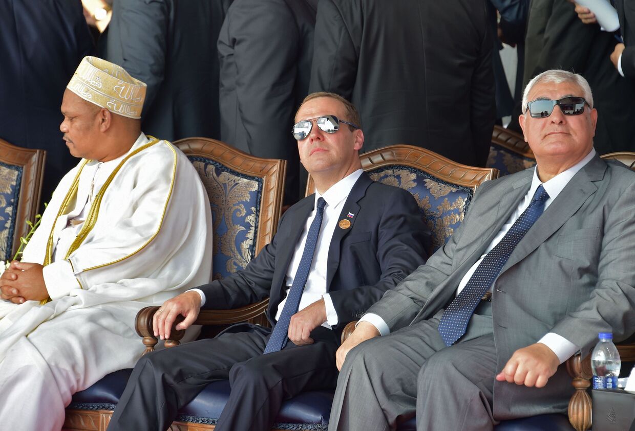 Дмитрий Медведев (в центре) принимает участие в официальной церемонии открытия нового русла 72-километрового Суэцкого канала в египетском городе Исмаилия