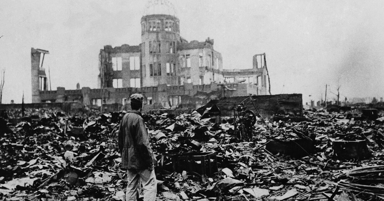 Выживший во время атомной бомбардировки Хиросимы у здания Выставочного центра Торгово-промышленной палаты