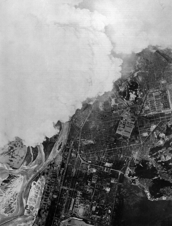 Белый дым над Хиросимой после взрыва ядерной бомбы