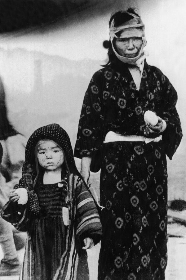 Женщина с ребенком, пережившие атомную бомбардировку Нагасаки