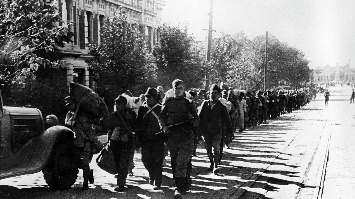 Великая Отечественная война 1941-1945 годов. Город Харбин, 1945 год. Пленные японцы на улицах города