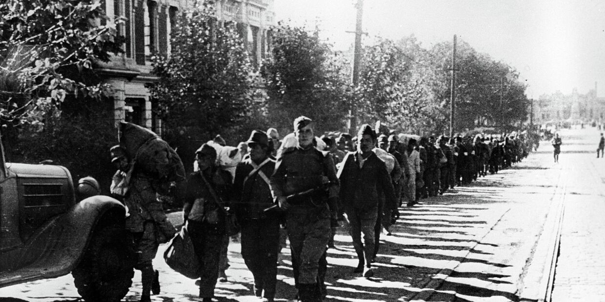 Великая Отечественная война 1941-1945 годов. Город Харбин, 1945 год. Пленные японцы на улицах города