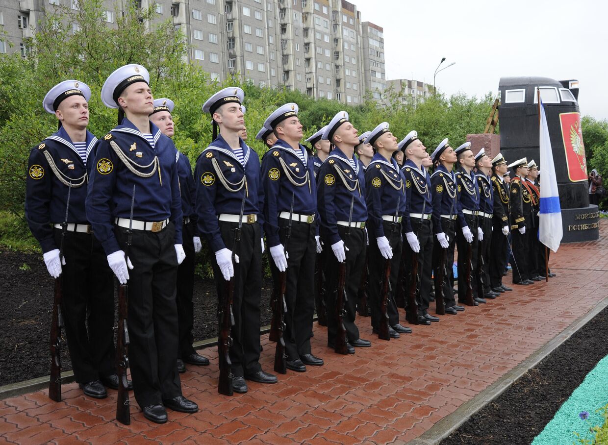 Памятник Морякам-подводникам, погибшим в мирное время открыт в Мурманске