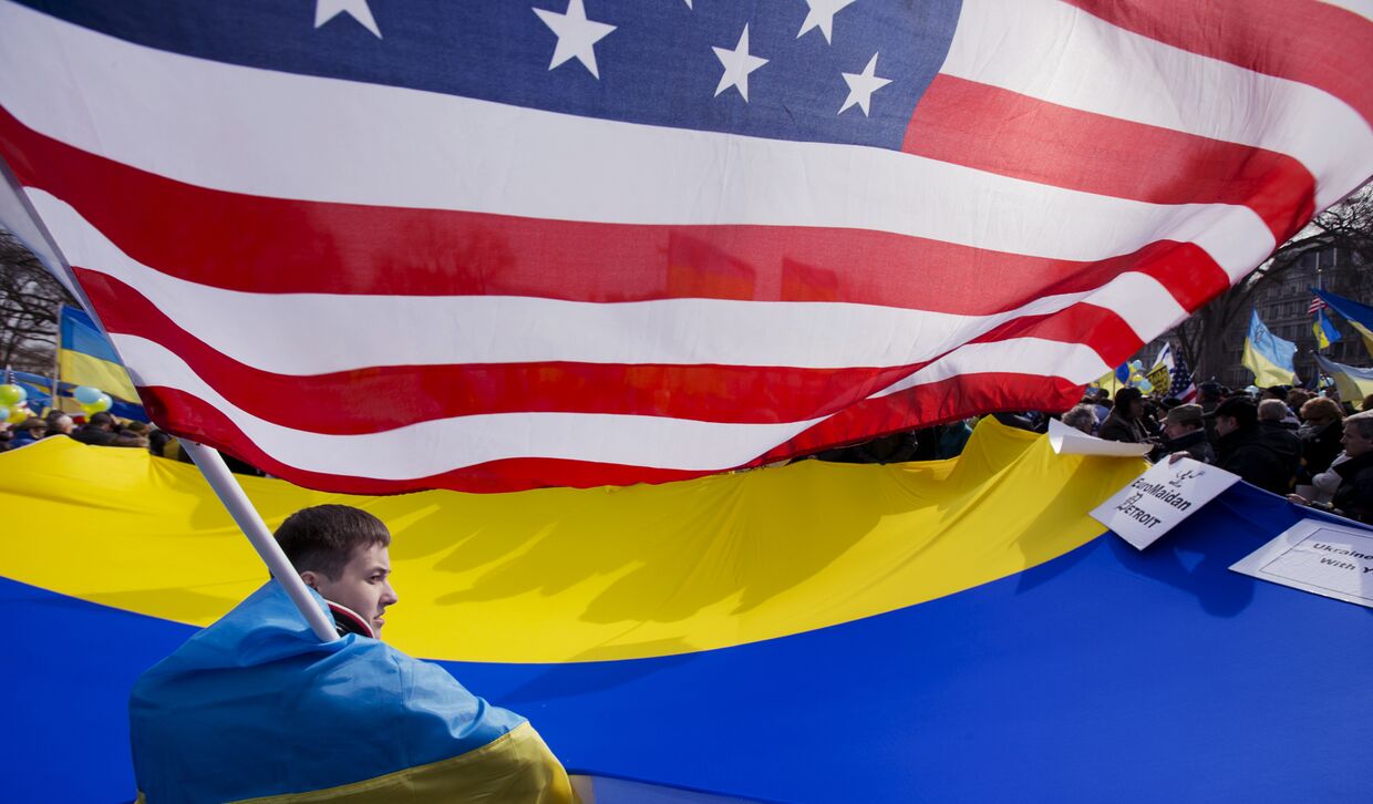 Акция против российского вмешательства на Украине перед Белым домом в Вашингтоне