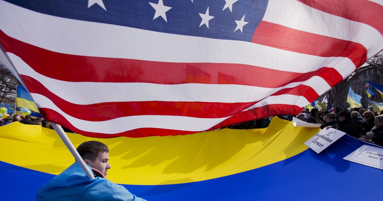 Акция против российского вмешательства на Украине перед Белым домом в Вашингтоне