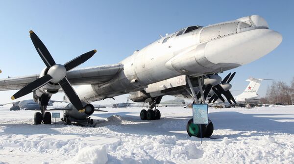 Стратегический ракетоносец Ту-95 в музее боевых самолетов на аэродроме Дягилево