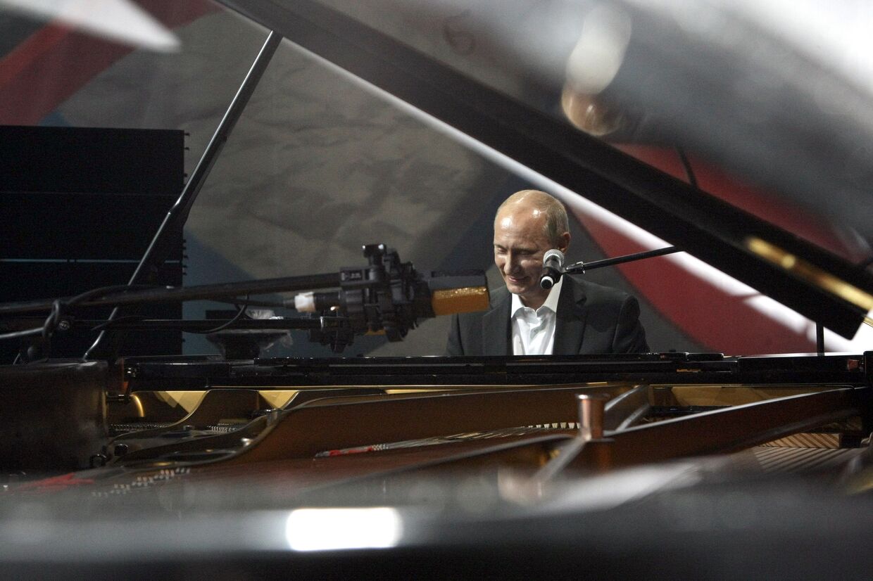 Владимир Путин за роялем. Архивное фото
