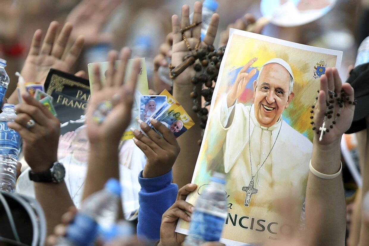 Паломники встречают папу Франциска во время мессы в городе Гуаякиль, Эквадор