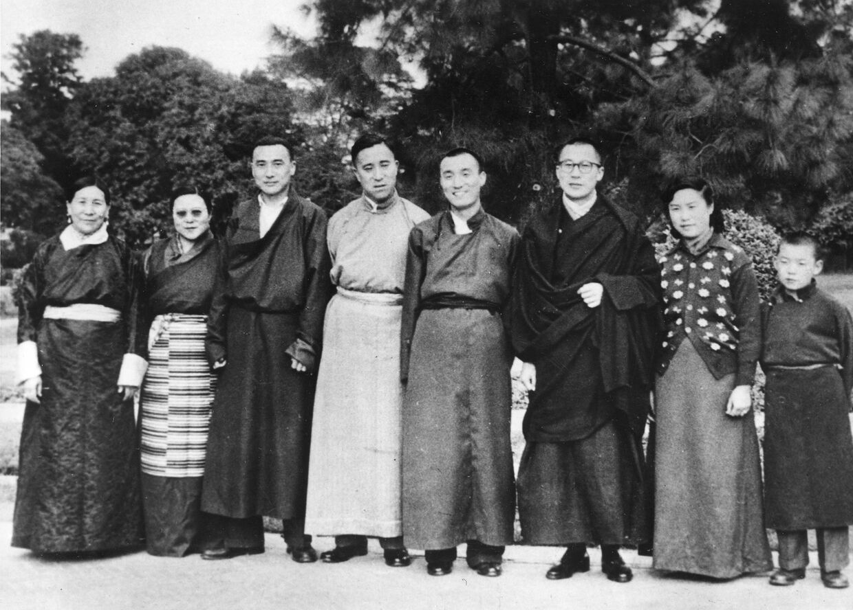 Далай-лама (третий справа) с семьей в Дели, 1956 год, слева направо: мать Далай-ламы, его старшая сестра, старший брат Тубтен Норду, старший брат, брат Гьяло Тондуп, младшая сестра, младший брат