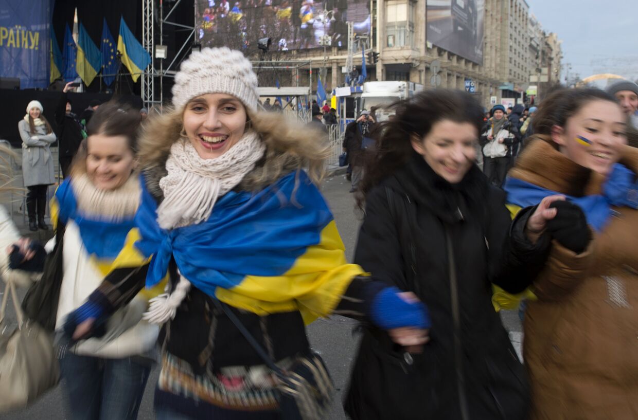 Девушки на площади Независимости в Киеве