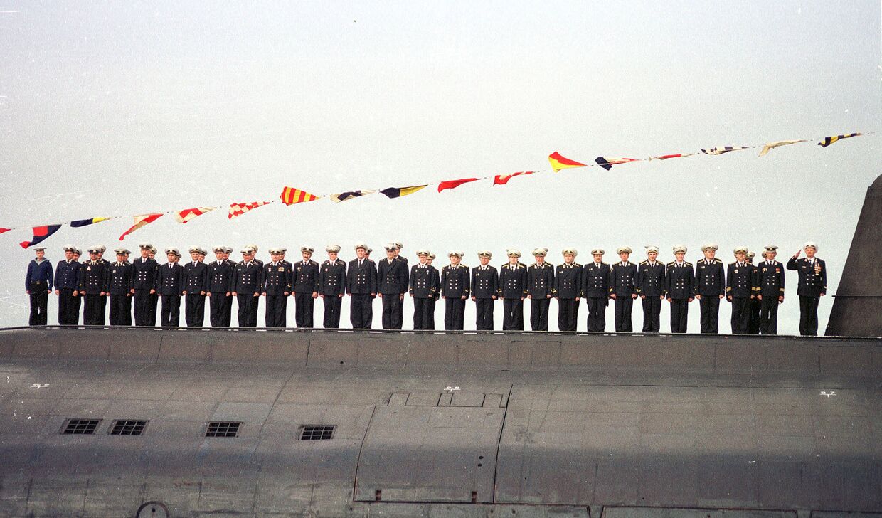 Экипаж подводной лодки «Курск» во время парада в Североморске, 30 июля 2000 года