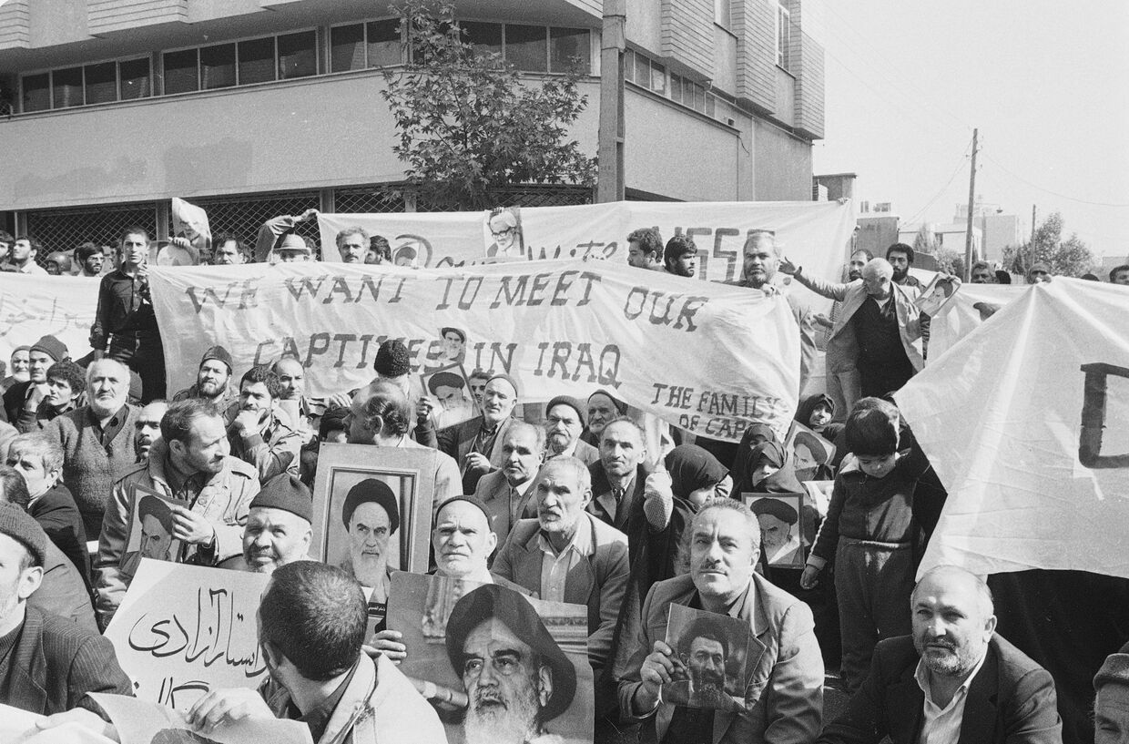 Митинг родственников иранских у офиса Красного креста в Тегеране, 1984 год
