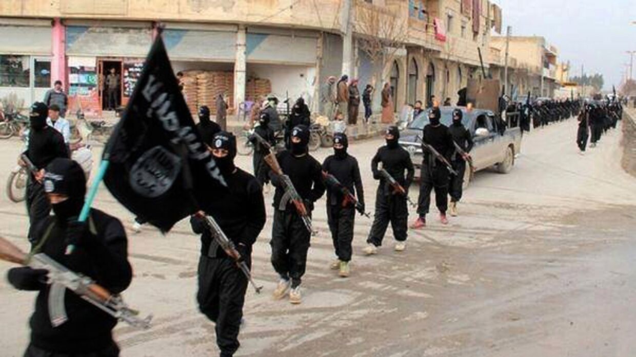 Боевики ИГИЛ (запрещена в РФ) во время парада в городе Ракка