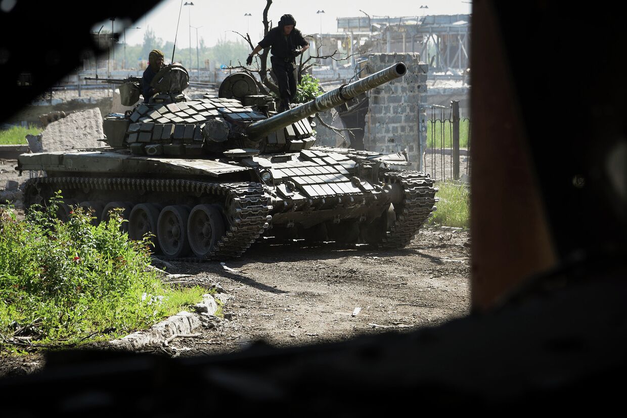 Ополченцы у разрушенного здания аэропорта Донецка. Украина, июнь 2015