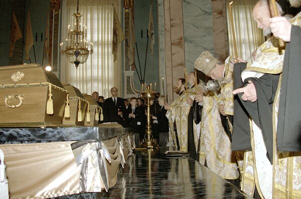 Захоронение останков императора Николая II, членов его семьи и приближенных в Петропавловском соборе