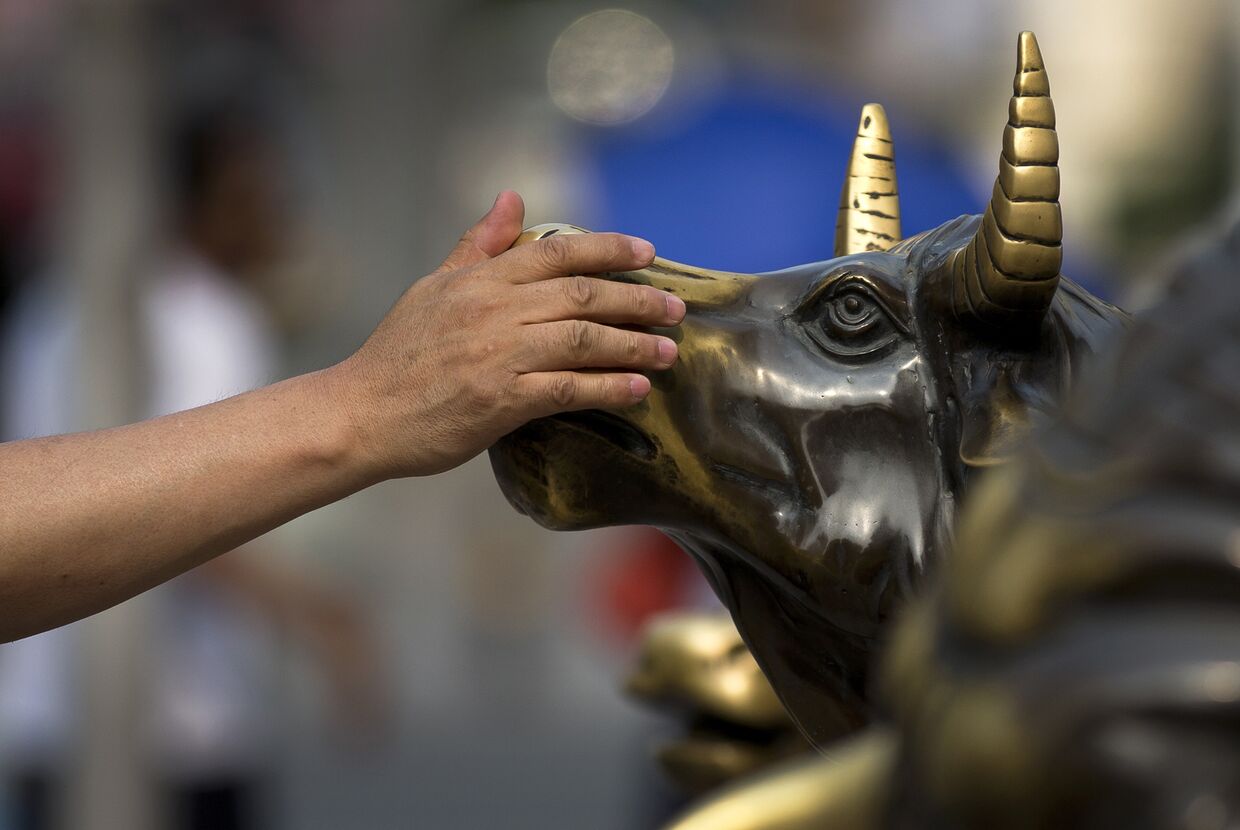 Статуя быка у входа в банк в Пекине